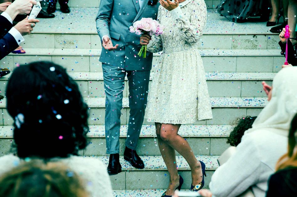 Hochzeitspaar mit Hochzeits-Anzug und Hochzeits-Kleid